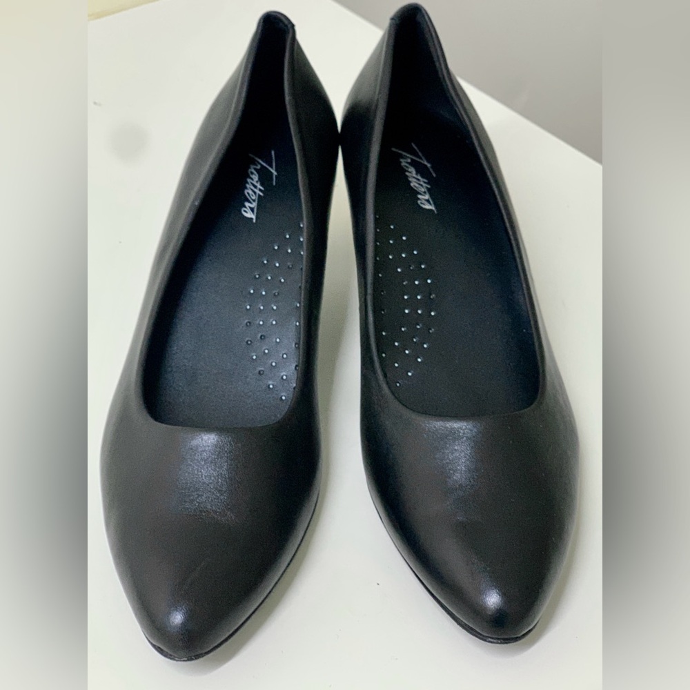 Women’s 9.5 Narrow Black Leather Trotters Kiera Slip On Kitten Heeled Shoes
